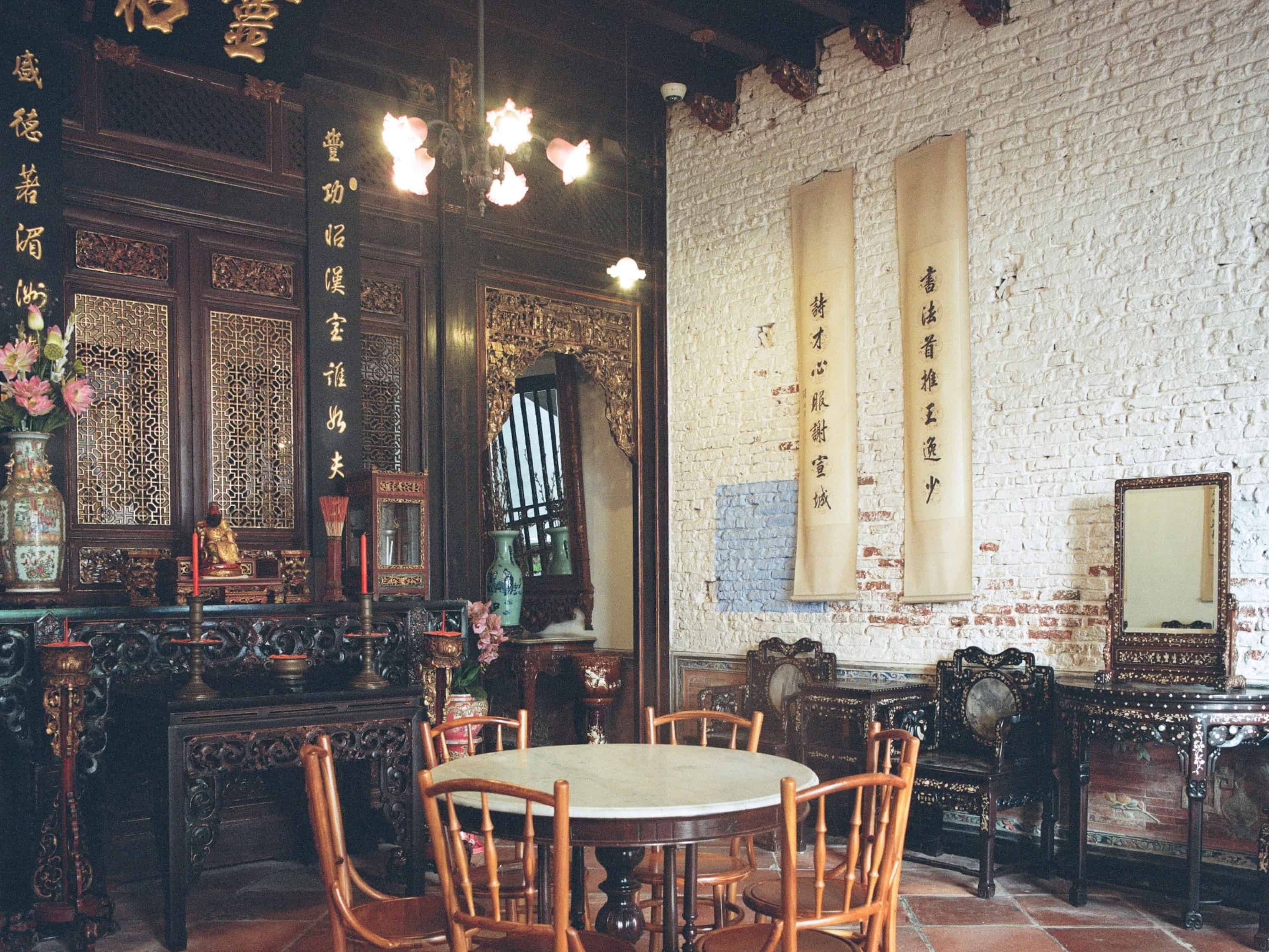 Đồ nội thất chạm khắc công phu tại một ngôi nhà của người Peranakan có niên đại từ thế kỷ 19. Ảnh: National Geographic