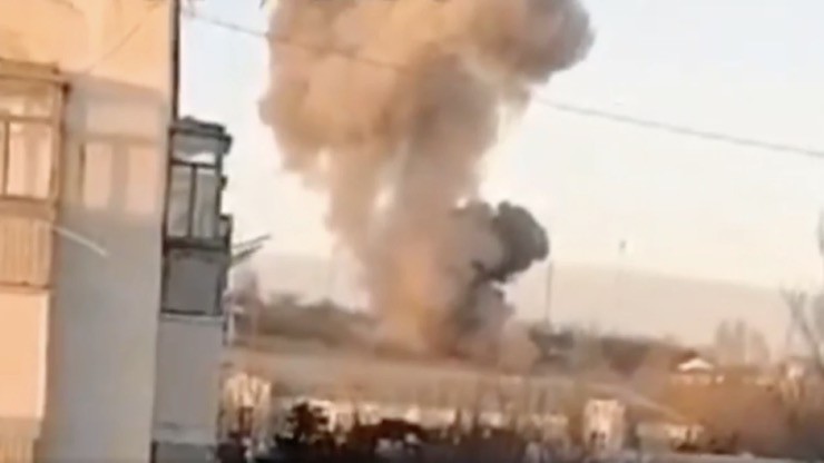 Hình ảnh được cho là khói bốc lên sau cuộc tập kích của Ukraine ở Crimea hôm 1/2.