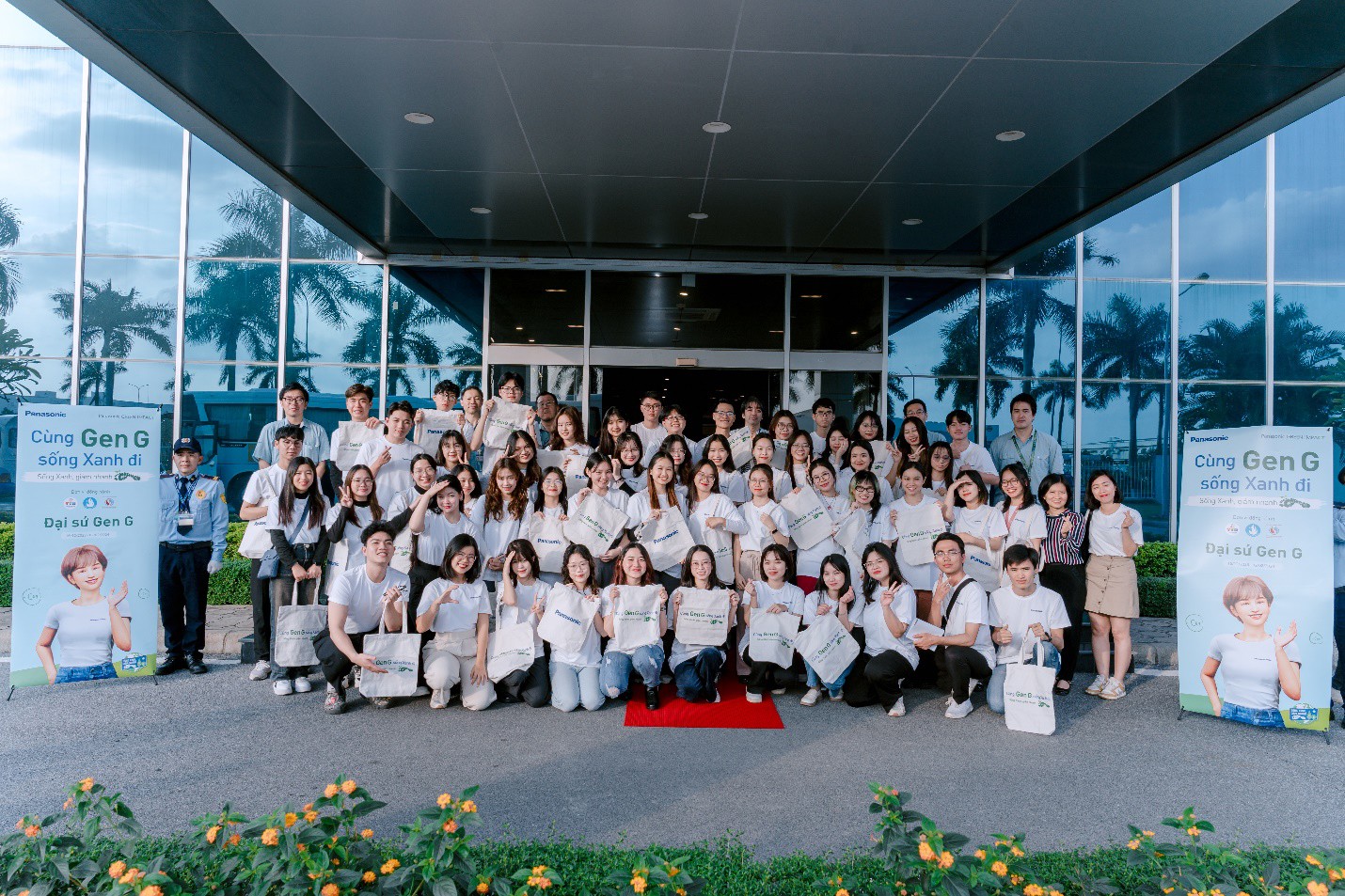 Top 50 thí sinh miền Bắc thăm quan nhà máy Panasonic Appliances Vietnam tại Hưng Yên. Nguồn: Panasonic