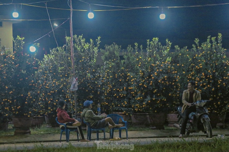Nhiều tiểu thương ngồi nói chuyện với nhau để qua cơn buồn ngủ.
