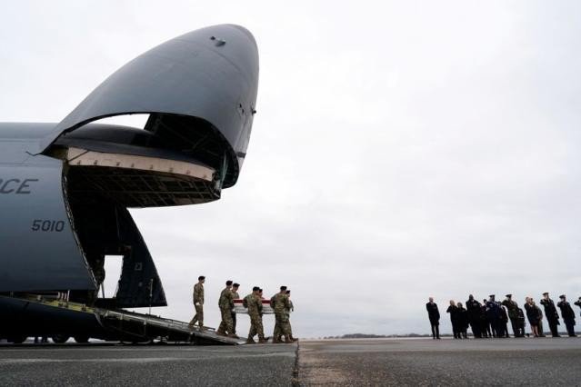 Lễ đón thi hài 3 binh sĩ Mỹ thiệt mạng ở Jordan về nước tại Căn cứ Không quân Dover (bang Delaware, Mỹ) ngày 2-2. Ảnh: REUTERS