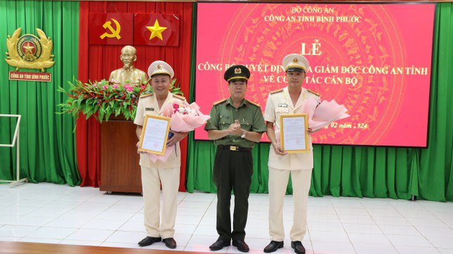 Đại tá Bùi Xuân Thắng - Giám đốc Công an tỉnh Bình Phước (đứng giữa) trao quyết định bổ nhiệm Trung tá Trần Hữu Dũng và điều động, bổ nhiệm Trung tá Chu Văn Thanh
