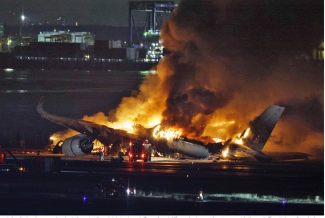 Hiện trường vụ va chạm giữa chiếc Airbus A350 của Japan Airlines và máy bay Cảnh sát biển tại sân sân bay Haneda, Tokyo, Nhật Bản chiều 2-1. Ảnh: Kyodo