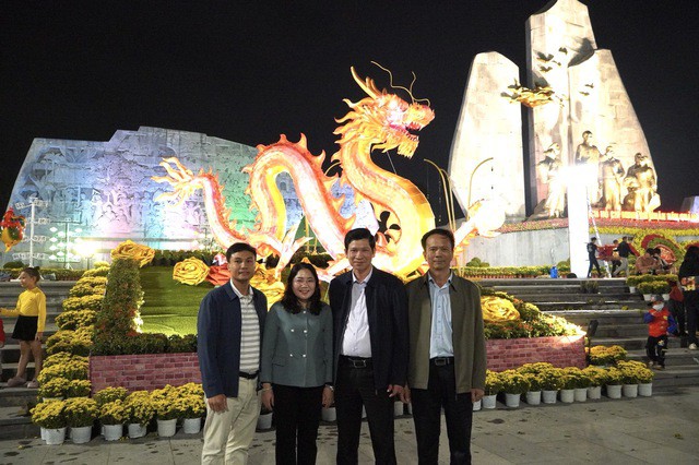 Ông Hồ An Phong, Phó Chủ tịch UBND tỉnh Quảng Bình, cùng đoàn công tác đến kiểm tra, tặng quà và chụp hình lưu niệm bên linh vật rồng vào tối 2-2