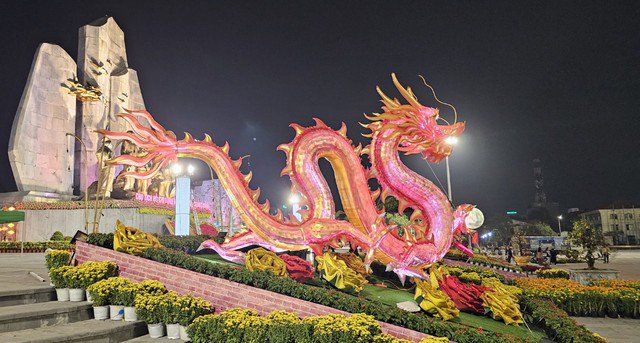 Chủ đề chính của phương án trang trí hoa và đèn led chiếu sáng Tết Nguyên đán Giáp Thìn 2024 tại Quảng trường Hồ Chí Minh là cặp linh vật "Song long chầu ngọc" - Ảnh Hoàng Phúc