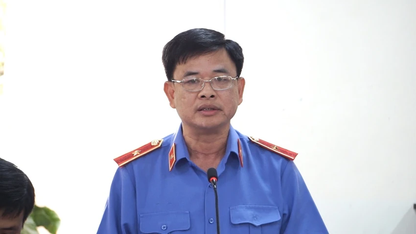 Đại diện VKSND Tối cao đang công bố cáo trạng