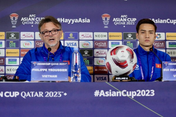 HLV Troussier trong một buổi họp báo tại Asian Cup 2023. Ảnh: VFF