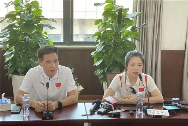 HLV Yu Lihua và VĐV Yang Qian họp báo về bê bối bị ăn chặn tiền thưởng