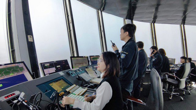 Kíp trực điều hành bay tại Đài Kiểm soát không lưu Nội Bài sáng ngày 2-2-2024. Ảnh: VATM
