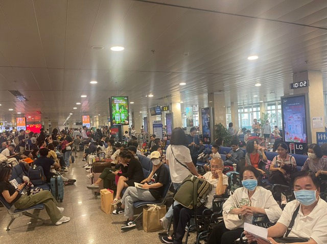 Nhu cầu đi lại bằng đường hàng không bắt đầu tăng cao, chỉ riêng ngày 3-2, sân bay Tân Sơn Nhất phục vụ xấp xỉ 130.000 lượt khách đi, đến