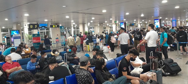 Nhiều chuyến bay vẫn bị ảnh hưởng dây chuyền từ tình trạng thời tiết xấu ở các tỉnh miền Bắc trong 2 ngày qua, gây chậm chuyện kéo dài, hành khách phải chờ đợi hàng tiếng ở sân bay Tân Sơn Nhất
