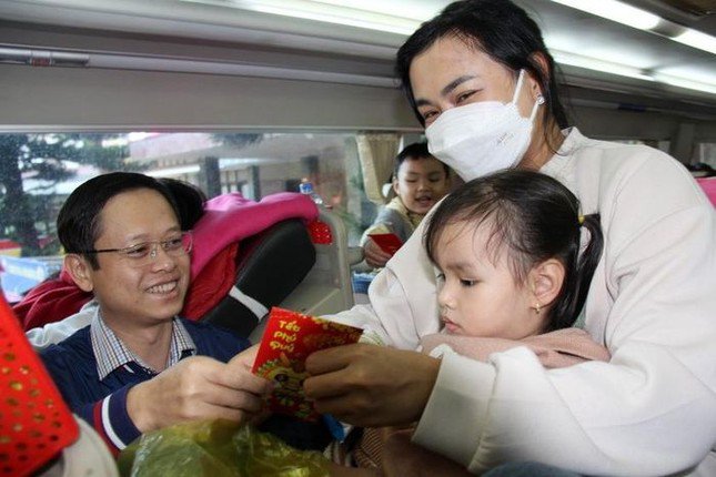 Chủ tịch LĐLĐ tỉnh Nguyễn Hoàng Phong lì xì cho các cháu bé trên chuyến xe nghĩa tình