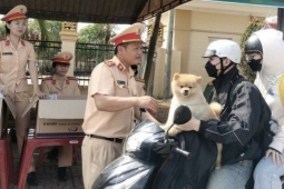 CSGT Đắk Nông xuyên đêm vá xe, tiếp xăng cho người dân đón Tết