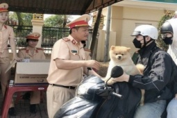 Tin tức trong ngày - CSGT Đắk Nông xuyên đêm vá xe, tiếp xăng cho người dân đón Tết