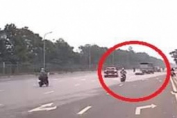 Tin tức trong ngày - Clip: Ô tô tải chạy ẩu, húc ngã 2 người đi xe máy