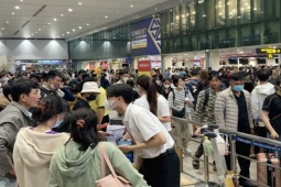Tin tức trong ngày - Hành trình về quê đón Tết: Chờ 5 tiếng để lên máy bay thì hay tin "delay"