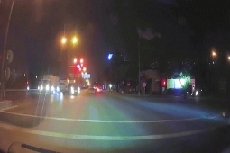 Xe máy - Xe đạp - Clip: Ôm cua khuất tầm nhìn xe máy trượt ngã suýt chui gầm ô tô