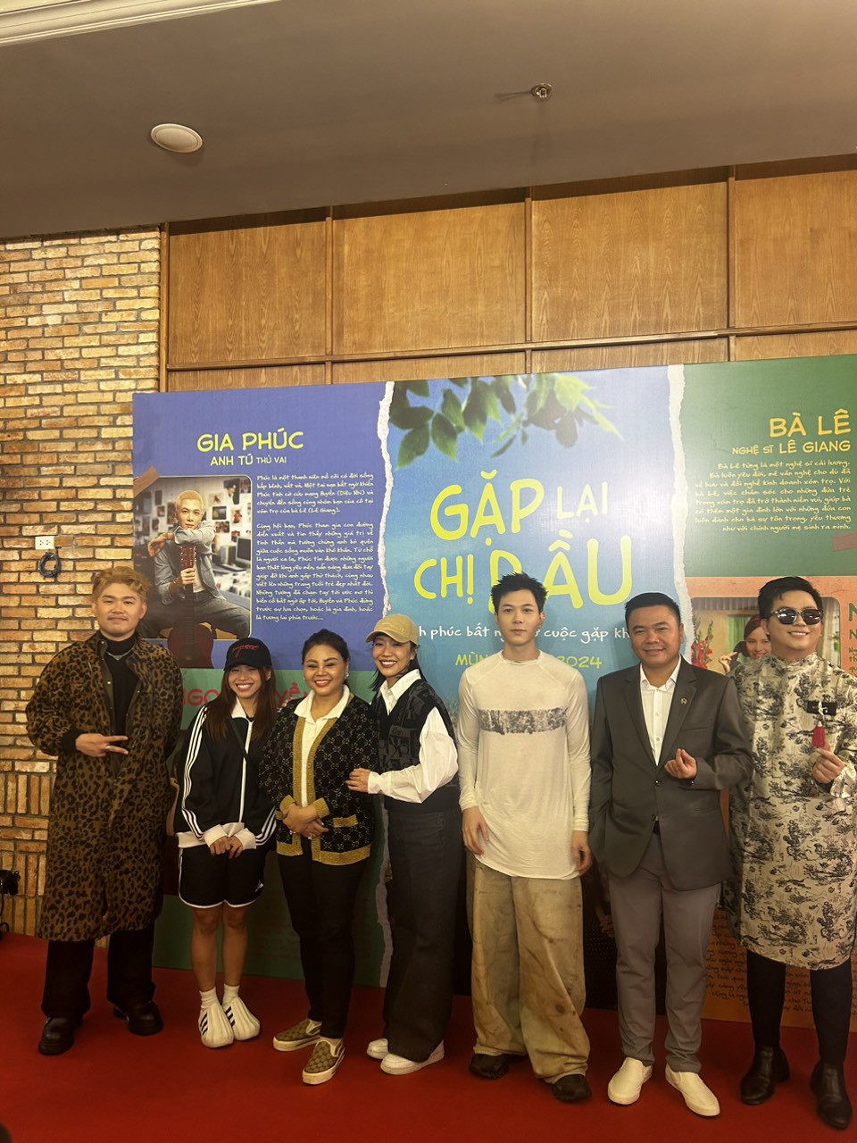Các diễn viên và đạo diễn "Gặp lại chị bầu" ra mắt tại Hà Nội