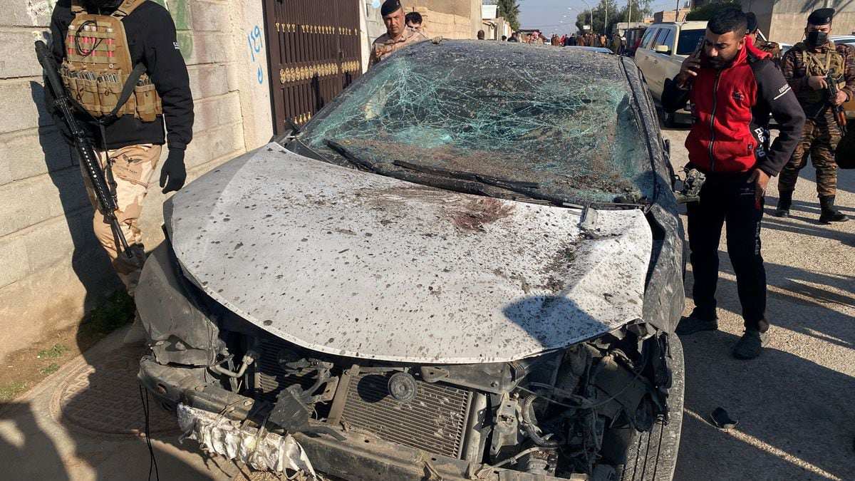 Ô tô hư hỏng sau vụ tập kích của Mỹ ở Iraq (ảnh: Reuters)