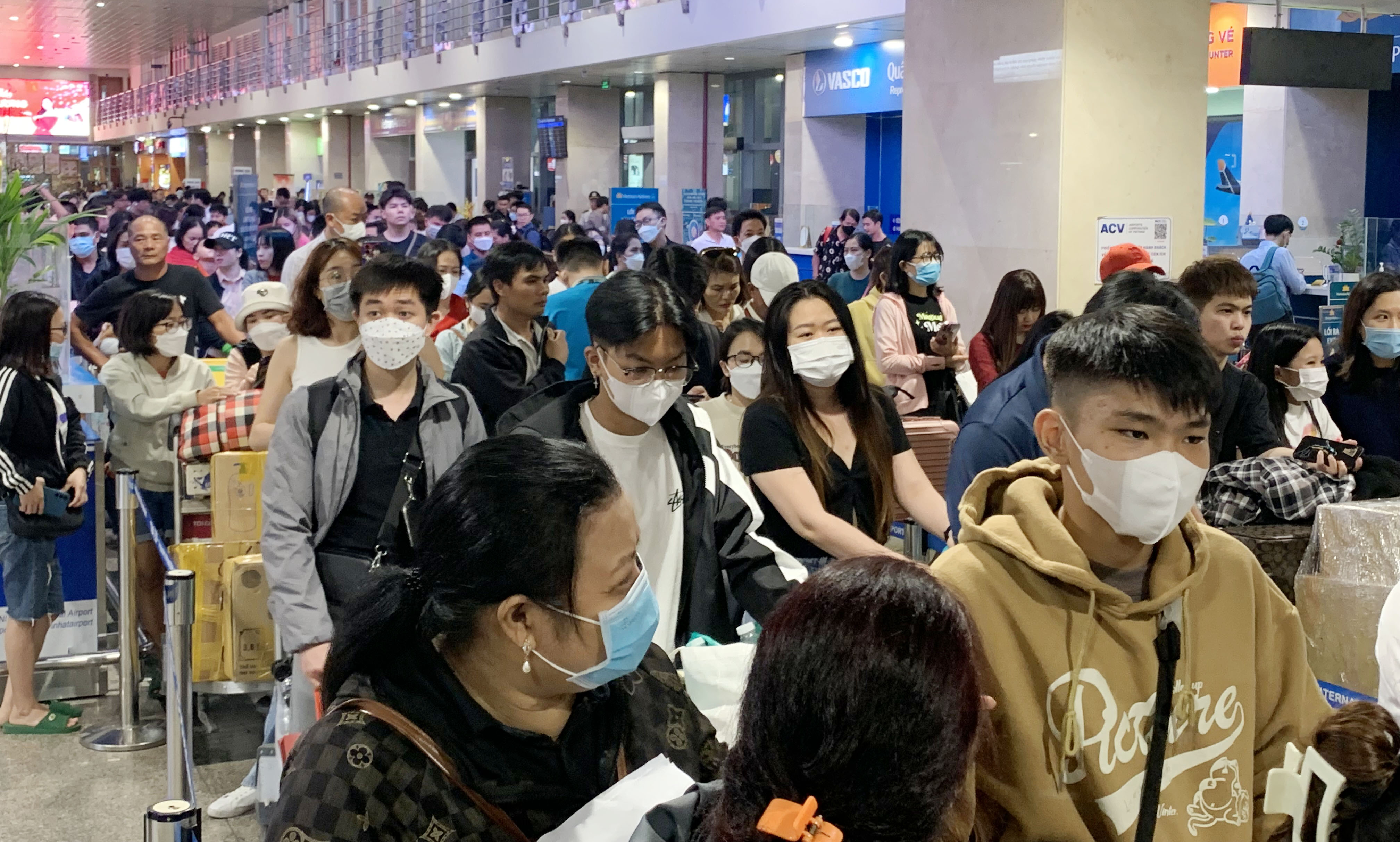 Ga đi quốc nội sân bay Tân Sơn Nhất đông nghẹt người. Sợ trễ chuyến bay, nhiều người có mặt trước giờ khởi hành 2 - 3 tiếng để chủ động xếp hàng, chờ check-in, ký gửi hành lý.