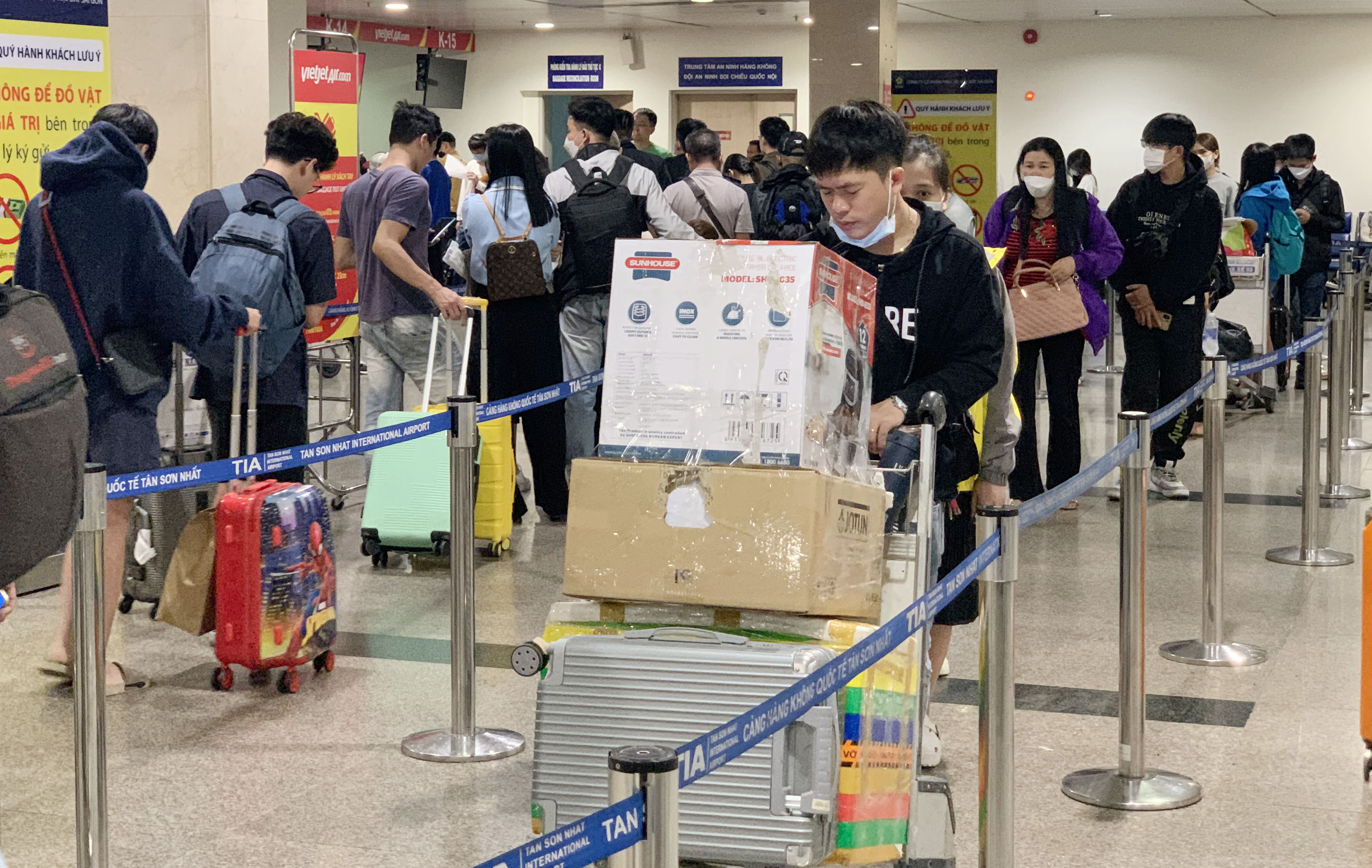 Nghìn người “rồng rắn” xếp hàng ở sân bay Tân Sơn Nhất lúc nửa đêm để về quê - 6