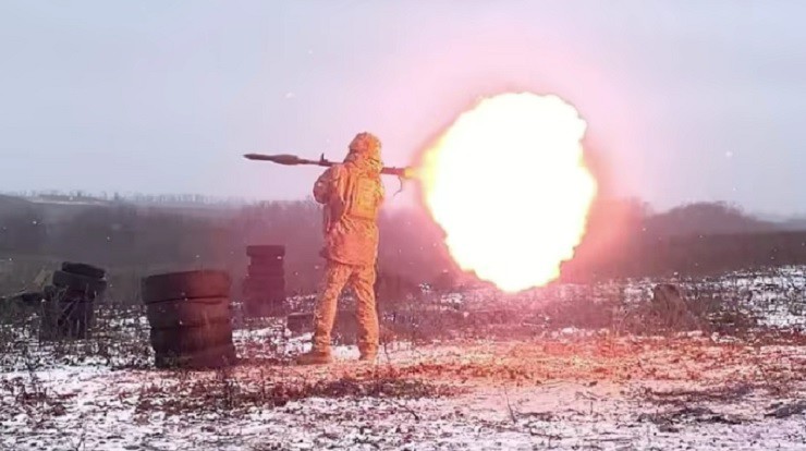 Binh sĩ Ukraine bắn súng phóng lựu chống tăng.