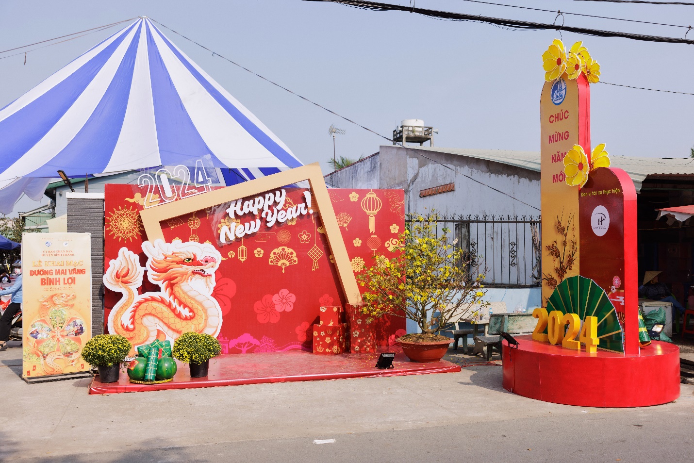 Đường hoa Mai vàng Bình Lợi “thay áo” mới đón Tết Giáp Thìn, thu hút đông đảo người dân tham quan - 4