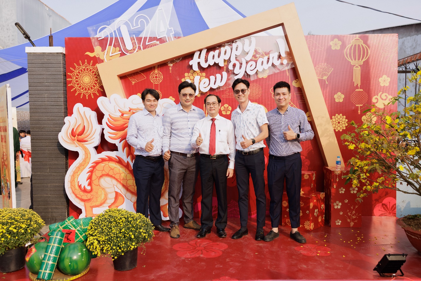 Ông Huỳnh Cao Cường - Phó Chủ tịch UBND huyện Bình Chánh cùng đại diện Nhà tài trợ Công ty Cổ phần Đầu tư & TMDV Hải Hưng