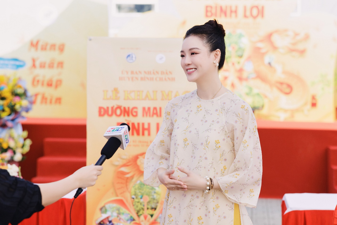 Bà Nguyễn Thị Trang Phương – CT. HĐQT Hải Hưng Group đại diện Nhà tài trợ đường hoa Mai vàng Bình Lợi 2024