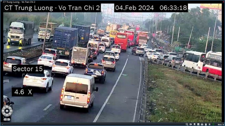 Hàng dài xe xếp hàng trên giao lộ Nguyễn Văn Linh - Quốc lộ 50.