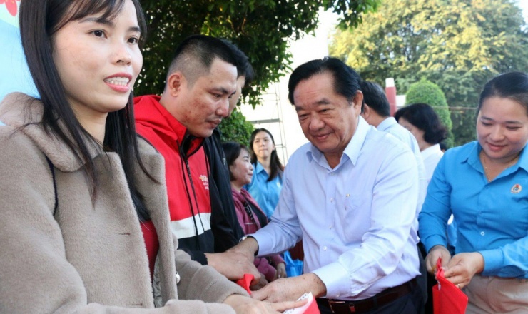 Ông Nguyễn Hoàng Thao, Phó Bí thư tỉnh ủy Bình Dương tặng quà cho công nhân. Ảnh: HT