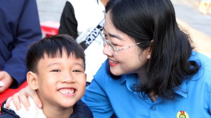 Bà Nguyễn Kim Loan thăm hỏi con em công nhân tại buổi lễ. Ảnh: HT