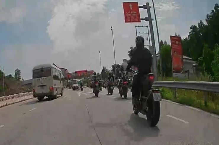 Đoàn xe mô tô từng bị xử phạt vì đi lên cao tốc Bắc Giang - Lạng Sơn. Ảnh: MXH