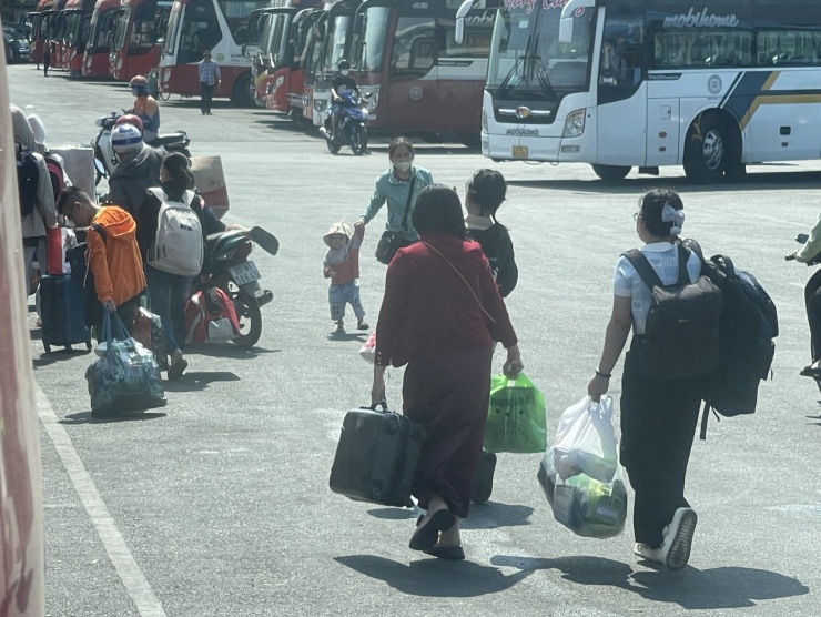 Trưa 4/2, nhiều người dân ở TPHCM vội vã gói hành lý về quê đón Tết Nguyên đán.