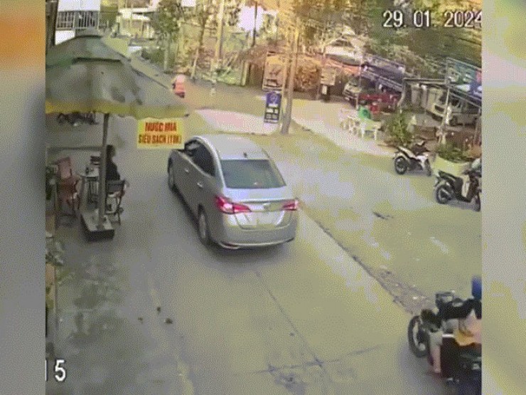 Clip: Cô gái đi xe máy bị ô tô "hạ gục" với pha mở cửa tai hại