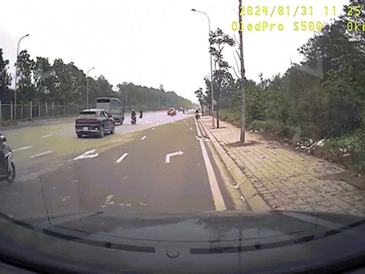 Clip: Xe tải chuyển hướng ẩu, gây tai nạn xe máy rồi bỏ chạy