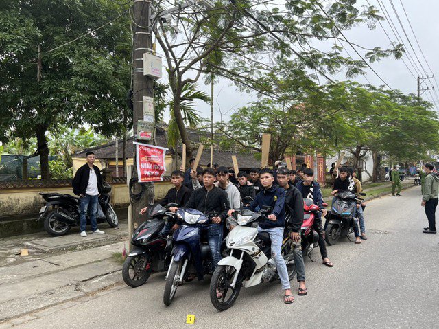 Công an thực hiện hiện trường vụ việc nhóm đối tượng mang hung khí đánh người.