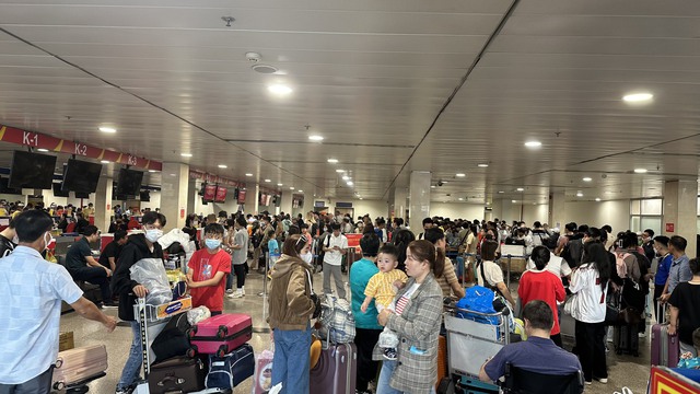 Có hơn 60.000 lượt khách đi từ sân bay Tân Sơn Nhất ở nhà ga quốc nội trong ngày 4-2