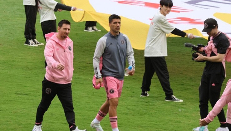 Messi không khởi động mà mặc quần dài đi dạo quanh sân trước khi trận đấu bắt đầu