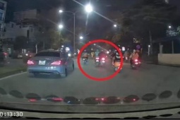 Tin tức trong ngày - Clip: Tông trúng "xe công nghệ", tài xế xe máy gặp nạn liên tiếp