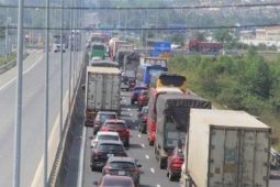 Tin tức trong ngày - Xe nhích từng chút một trên lối ra cao tốc Đà Nẵng - Quảng Ngãi