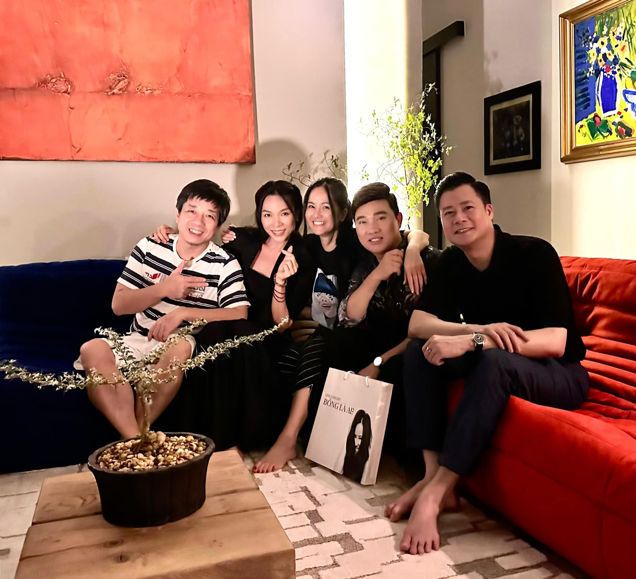 Diva Hồng Nhung hạnh phúc khoe nhóm bạn thân đến "xông đất" nhà mới.