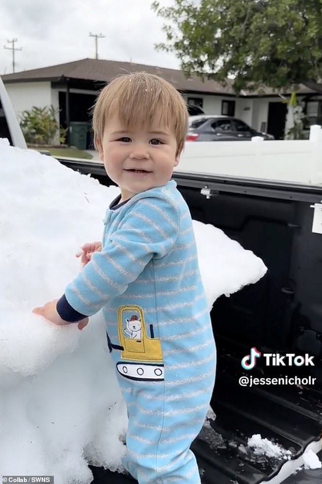 Cậu bé Carter một tuổi thích thú trên chiếc xe bán tải đầy tuyết.