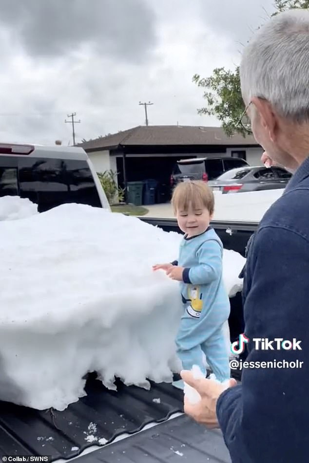 Cụ cố quyết tâm cho đứa trẻ mới biết đi nhìn thấy tuyết lần đầu tiên