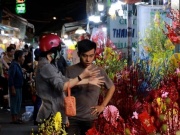 Tin tức trong ngày - Video: Chợ hoa 'không ngủ' Hồ Thị Kỷ ngày giáp Tết Nguyên đán 2024