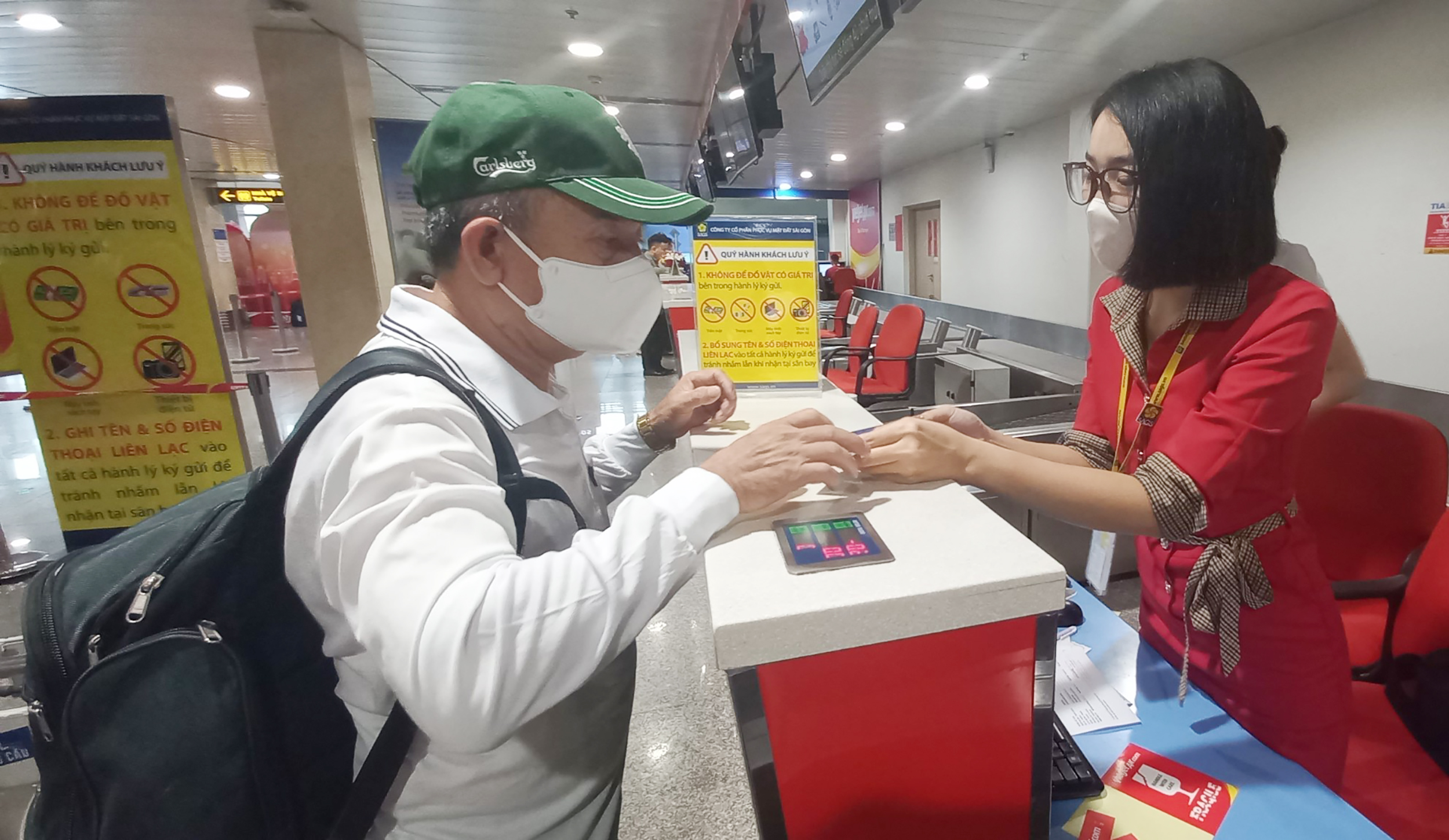 Hành khách làm thủ tục tại sân bay Tân Sơn Nhất sáng 5/2 (26 Tết) - ảnh: TL