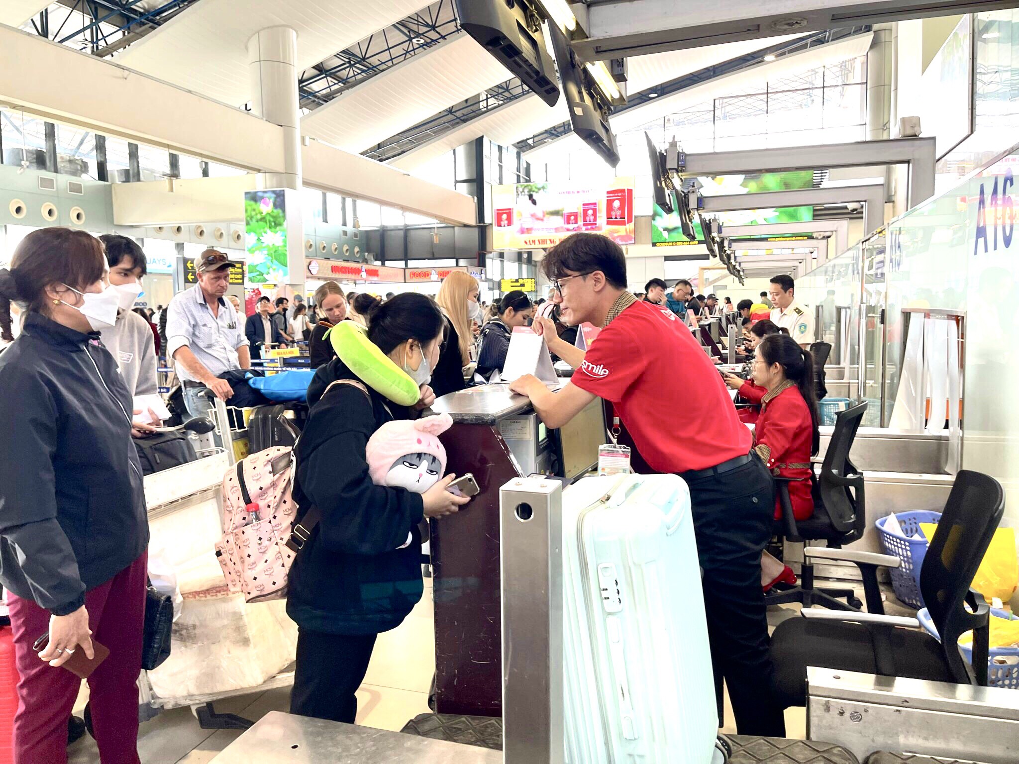 Hành khách làm thủ tục bay tại sân bay Nội Bài sáng 5.2. Ảnh: TL
