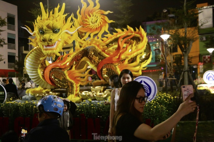 Vị trí công viên Nam Dương gần khu vực Cầu Rồng và đường hoa Tết nên cũng thuận tiện cho nhiều người đến xem và check-in với linh vật rồng độc đáo này.