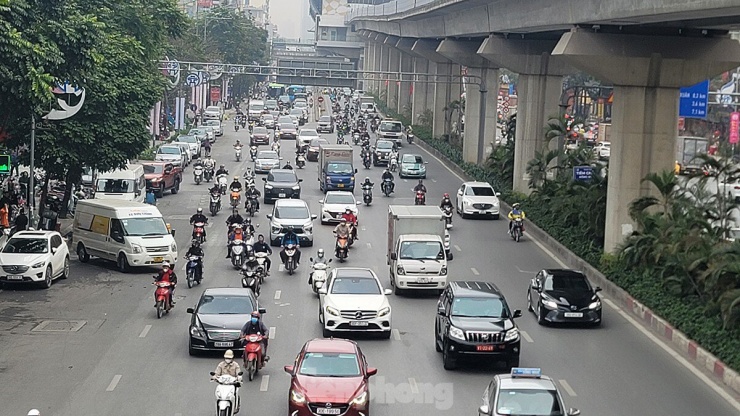 Trên đường Nguyễn Trãi, các phương tiện di chuyển khá dễ dàng.