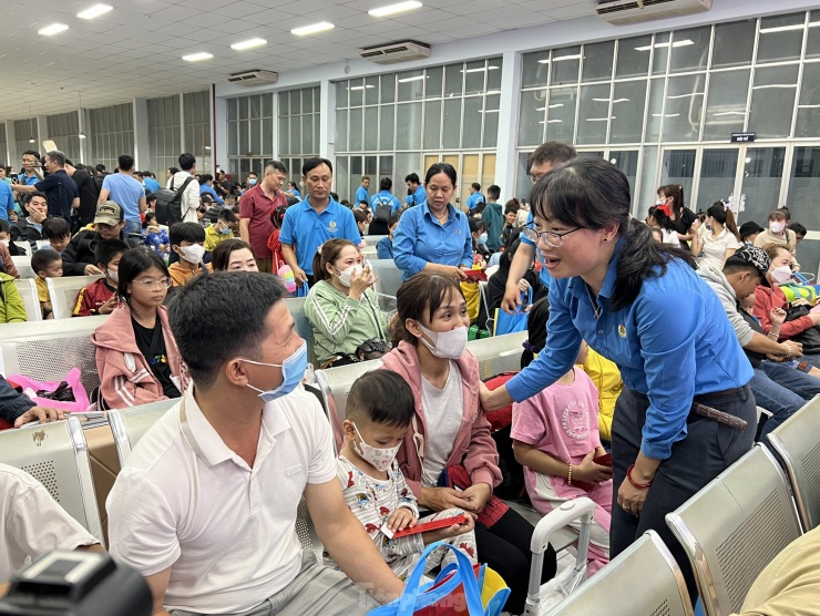 Chủ tịch LĐLĐ TPHCM Trần Thị Diệu Thúy lì xì cho con công nhân và gửi lời chúc Tết đến các gia đình